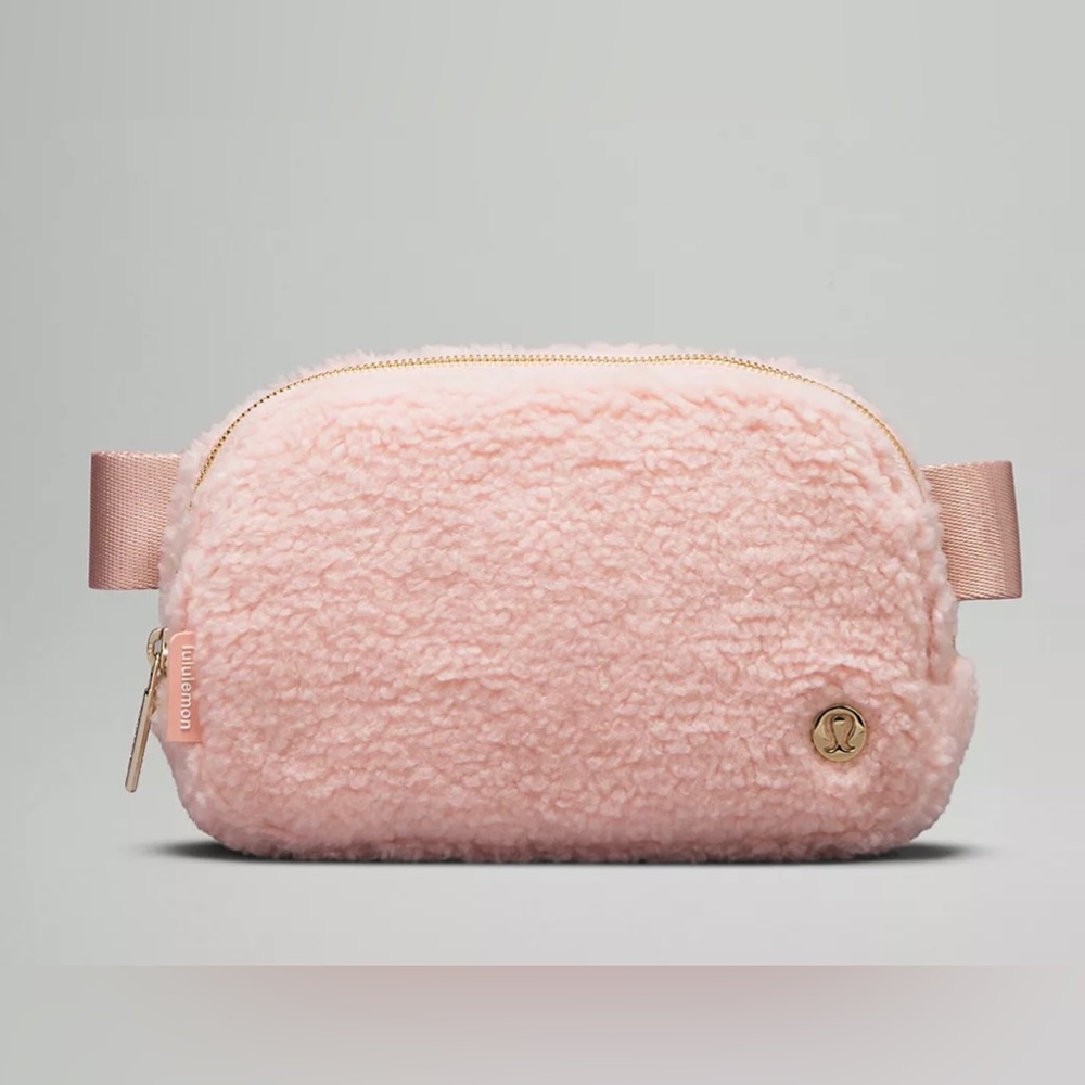 Lululemon Everywhere Belt Bag Fleece Pink Mist/Gold 1 Lt
